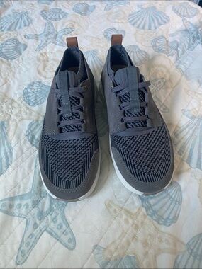 CLARks Men's Gray Knit Casual Sneakers - Comfortable Everyday Shoes new